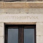 Architrave con motto: 